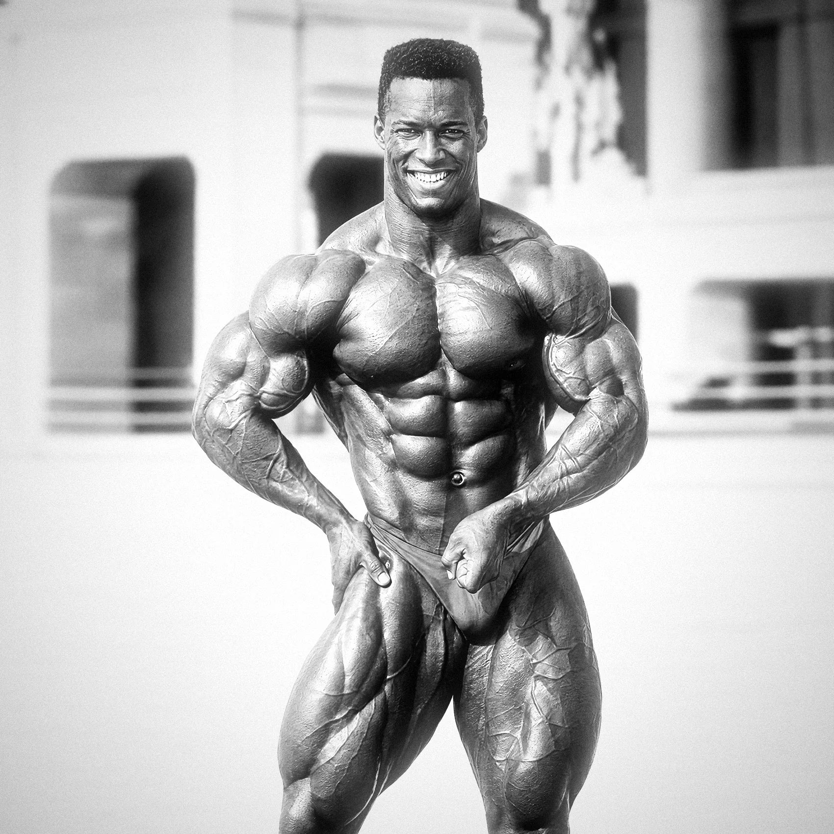 Shawn Ray hymyilee, etuposeeraus ulkona